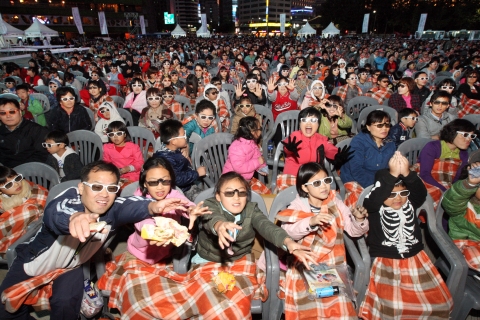 LG전자가 1일 밤 서울광장에서 개최한 '시네마 3D와 함께하는 서울시 좋은 영화감상회'에서 서울시민 4,689명이 '새미의 어드벤처 3D' 영