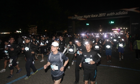 지난 1일 저녁 과천 서울대공원에서 열린 야간 마라톤 대회 ‘에너자이저 나이트레이스 2011 위드 아디다스(Energizer Night Race 2011 with adidas)’에 참가한 8천 여명의 참가자들이 헤드라이트를 켜고 달리는 이색 풍경을 연출했다. ‘달리자! 더 밝은 세상을 위해(Race for a brighter world)’라는 모토 하에 진행된 이번 대회는 완주자 1명당 1,000원씩 기금을 적립했다. 총 1,000만원의 후원금은 스포츠 봉사단 (사)함께하는 사람들에 전달되어 어렵고 소외된 이웃을 위해 사용될 예정이다.