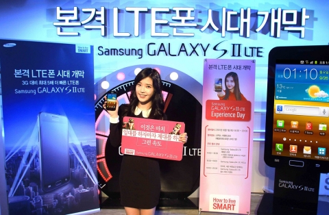 ‘갤럭시SII LTE 익스피리언스 데이’에 참석하여 축하 무대를 펼친 갤럭시 모델 아이유