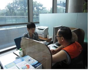 취업상담하는 서돈석 씨