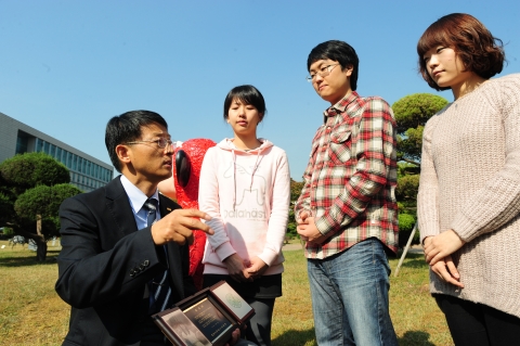건국대 수의학과 고 유혜선 학생의 아버지 유한욱씨(사진 왼쪽)가 4일 건국대 수의과대학에 장학기금을 전달한 후 수의과대학 학생들과 대화를 나누고 있다.