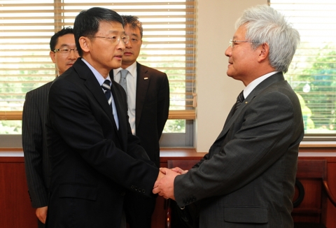 고 유혜선 장학기금 전달식
유혜선 학생 아버지(좌)와 건국대 김진규 총장(우)이 악수를 나누고 있다.
