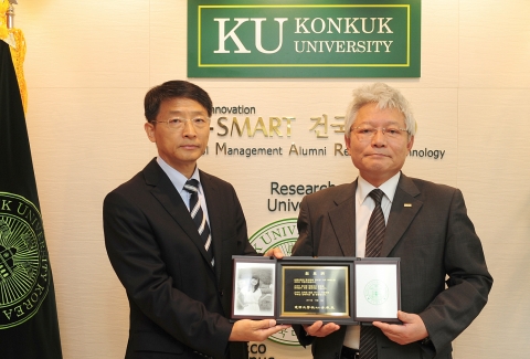 유혜선 학생 아버지(좌)와 건국대 김진규 총장(우)