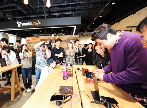 5일 SK텔레콤이 국내 최초로 서울 삼성동에 오픈한 신개념 체험형 ICT매장 ‘T world cafe’ 오픈 행사에서 SK텔레콤 트윗자키(TJ)로 활동하고 있는 야구인 양준혁씨가 참석해 일일 바리스타 및 스마트 기기 체험 카운셀러 역할을 맡았다.