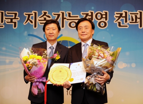 한국교직원공제회는 10월 7일 조선호텔에서 열린 ‘2011 대한민국 지속가능경영 대상’에서 지속가능경영 부문 종합대상을 수상했다. 사진은 오른쪽 김정기 한국교직원공제회 이사장.