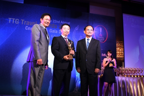 (왼쪽부터) Mr. Darren Ng - Managing Director of TTG Asia, ㈜하나투어 최현석 부사장, Mr. Suraphon Svetasreni – TAT(Tourism Authority of Thailand) Governor