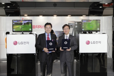 장용석 LG전자 MC경영전략팀 상무(사진 오른쪽)와 성열홍 경기 디지털 콘텐츠 진흥원장(사진 왼쪽)이 모바일 콘텐츠 유통 및 발전을 위한 MOU를 체결하고 포즈를 취한 장면