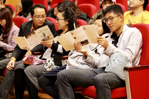 KT는 매일유업과 함께 임산부의 날(10월 10일)을 맞아 임산부 가족 100쌍, 총 200명을 초청하여 ‘토요일 오후의 태교음악회’를 지난 1일 1차로 열고, 오는 15일 2차 태교음악회를 서울 양천구 목동에 위치한 KT체임버홀에서 개최한다. 사진은 태교음악회에 참여한 임산부 부부들의 모습