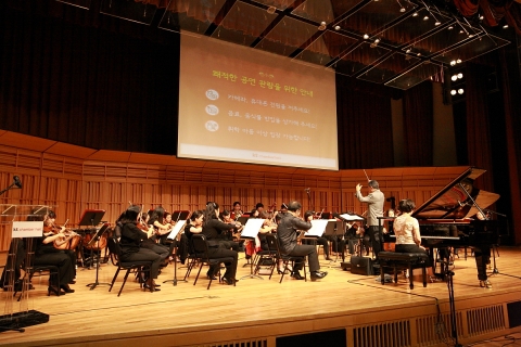 KT는 매일유업과 함께 임산부의 날(10월 10일)을 맞아 임산부 가족 100쌍, 총 200명을 초청하여 ‘토요일 오후의 태교음악회’를 지난 1일 1차로 열고, 오는 15일 2차 태교음악회를 서울 양천구 목동에 위치한 KT체임버홀에서 개최한다. 사진은 태교음악회에서 연주하고 있는 KT체임버오케스트라의 모습