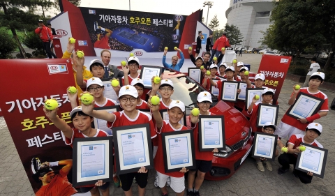 9일 서울 잠실 올림픽공원 테니스코트 앞에서 포즈를 취한 2012 호주오픈 볼키즈로 최종 선발된 20명의 유소년들과 호주 볼키즈 코치단.