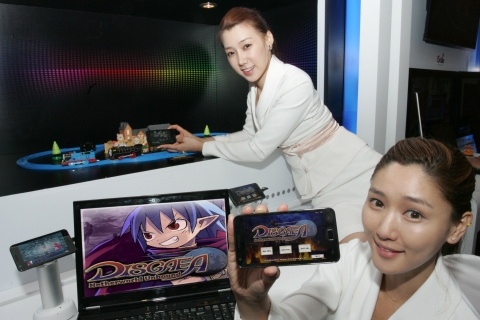 LG유플러스가 니폰이치 소프트웨어의 RPG 게임 ‘마계전기 디스가이아’ RPG게임을 게임전용 플랫폼 게임박스를 통해 스마트폰으로 제공한다.
사진은 스마트폰을 이용, ‘마계전기 디