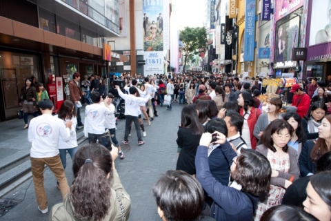 임산부 배려 로고 홍보를 위한 플레시몹 진행