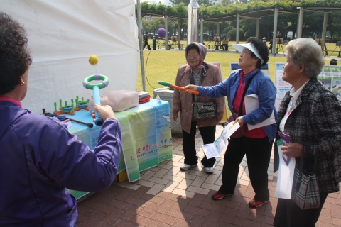 중구복지한마당에 참여한 시민들이 사회복무요원들의 교육프로그램 중 하나인 노인체험을 직접 시연해보고 있다.