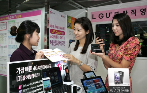 LG유플러스(부회장 이상철 / www.lguplus.com)가 12일부터 LG전자 ‘옵티머스 LTE’ 스마트폰 판매를 시작한다. 사진은 고객이 LG유플러스 매장에서 옵티머스 LTE를 가입하고 있는 모습.