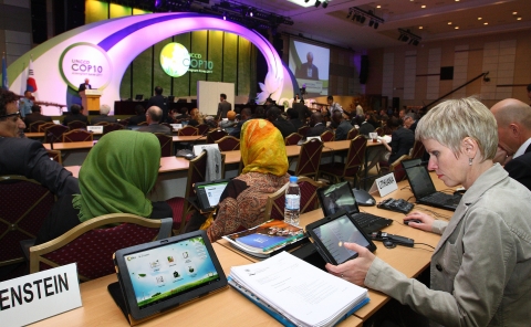 경남 창원에서 10일 개최된 유엔사막화방지협약(UNCCD) 제 10차 총회에서 참석자들이 삼성전자 갤럭시탭 10.1을 통해 회의자료를 이용하는 모습.