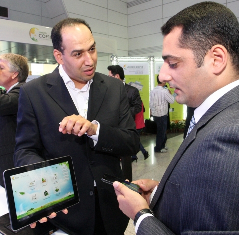 경남 창원에서 10일 개최된 유엔사막화방지협약(UNCCD) 제 10차 총회에서 참석자들이 삼성전자 갤럭시탭 10.1을 통해 회의자료를 이용하는 모습.