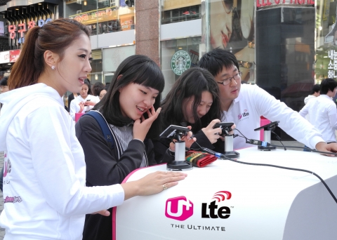 LG유플러스(부회장 이상철 / www.lguplus.com)가 지난 주말 대전 은행동 문화의 거리에서U+LTE 고객 체험행사를 개최했다. 사진은 고객들이 LG유플러스의 LTE 서비스를 시연해보고 있는 모습.