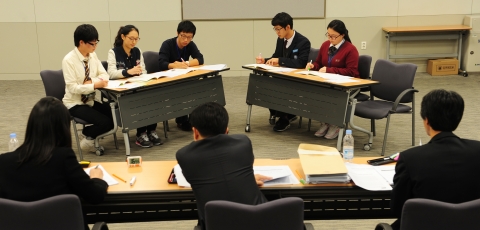 15~16일 이틀간 경기 용인시 현대인재개발원에서 진행된 건국대 2012학년도 수시1차 모집 입학사정관제 KU자기추천전형의 인문계열 1차 합격자 1박2일 합숙 심층면접에서 수험생들이 팀을 나눠 입학사정관과 면접위원 앞에서 집단토론면접을 하고 있다.