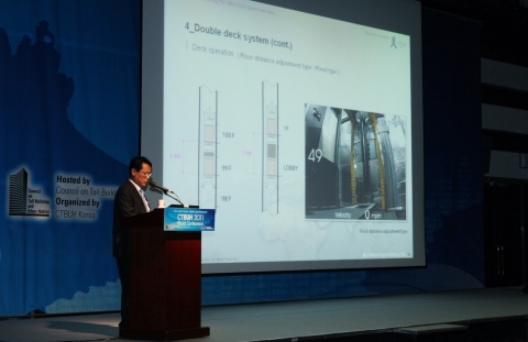 현대엘리베이터 박영기 R&D센터장이 CTBUH 2011 국제 컨퍼런스에서 초고속 엘리베이터에 대한 학술 발표를 하고 있다.