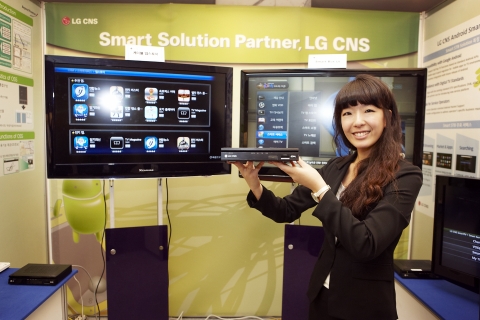지난 10월 5일 대한상공회의소에서 개최된 제6회 KLabs Conference 2011& Exhibition 에서 LG CNS 관계자가 스마트셋톱박스를 시연하고 방문자들에게 설명하고 있는 모습