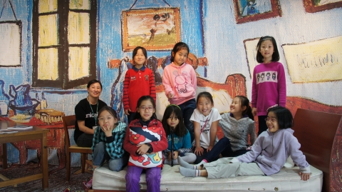 인솔교사와 함께온 어린이집 아이들이 고흐의 방에서 기념사진을 찍고있다