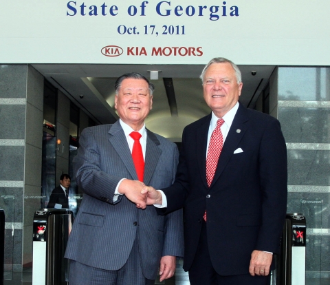 정몽구 현대차그룹 회장(사진 좌측)과 네이슨 딜 조지아 주지사가 현대•기아차 본사사옥 로비에서 악수를 하고 있는 모습.