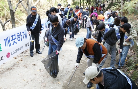 LG가 전국 주요 사업장의 임직원들이 릴레이로 참여하는 ‘푸른산 사랑운동’을 전개하며 산림 보호에 적극 나선다. 20일 LG하우시스 디자인센터 임직원 70여명이 서울 청계산에서 쓰레기 줍기 등 오물 수거 활동을 펼치고 있는 모습.