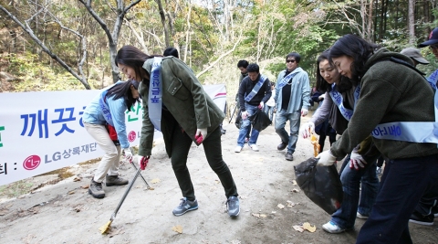 LG가 전국 주요 사업장의 임직원들이 릴레이로 참여하는 ‘푸른산 사랑운동’을 전개하며 산림 보호에 적극 나선다. 20일 LG하우시스 디자인센터 임직원 70여명이 서울 청계산에서 쓰레기 줍기 등 오물 수거 활동을 펼치고 있는 모습.