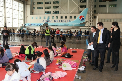 대한항공은 10월 22일 서울 공항동 본사 격납고에서 어린이 그림 그리기 대회인 &#039;내가 그린 예쁜 비행기&#039; 행사를 개최했다. 올해로 3회째를 맞은 &#039;내가 그린 예쁜 비행기&#039; 사생대회 행사에는 &#039;외국 친구에게 소개하고 싶은 아름다운 우리나라&#039;를 주제로 최종 선발된 어린이 300개팀이 참가해 실력을 뽐냈다. 조양호 한진그룹 회장(오른쪽 두번째)과 조현민 대한항공 통합커뮤니케이션실 상무(오른쪽 첫번째)가 행사장을 둘러보고 있다.