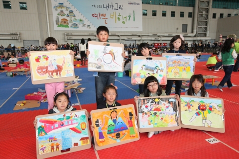 대한항공은 10월 22일 서울 공항동 본사 격납고에서 어린이 그림 그리기 대회인 &#039;내가 그린 예쁜 비행기&#039; 행사를 개최했다. 올해로 3회째를 맞은 &#039;내가 그린 예쁜 비행기&#039; 사생대회 행사에는 &#039;외국 친구에게 소개하고 싶은 아름다운 우리나라&#039;를 주제로 최종 선발된 어린이 300개팀이 참가해 실력을 뽐냈다.