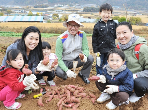 10월 22일(토) 아시아나항공 윤영두 사장(사진 중앙)과 아시아나 임직원 및 가족들이 자매결연을 맺은 강원도 홍천군 외삼포 2리 산초울 마을에서 고구마를 수확하며 즐거워하고 있다.