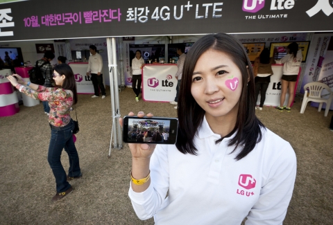 LG유플러스(부회장 이상철 / www.lguplus.com)가 22일과 23일 서울 올림픽공원에서 열린 ‘그랜드 민트 페스티발(Grand Mint Festival) 2011’에서 관람객들을 대상으로 U+ LTE 체험존을 운영했다. 사진은 GMF 2011 공연을 개인방송 서비스 ‘나는PD 비디오톡’으로 감상하는 모습.