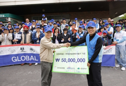 22일  ‘씨티 글로벌 지역사회 공헌의 날’을 맞아 한국씨티 임직원 2,500여명이 전국적으로 51개의 다양한 자원봉사활동을 펼쳤다. 시흥동에서 이날 행사의 일환으로 하영구 한국씨티은행장(우측)이 양병이 서울그린트러스트 이사장(좌측)에게 5천만원의 ‘그린씨티-우리동네숲 정원 만들기’ 기금을 전달하고, 직원들과 함께 나무를 심었다.