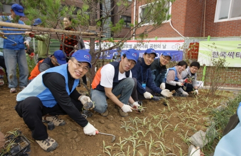 22일 ‘씨티 글로벌 지역사회 공헌의 날’을 맞아 한국씨티 임직원 2,500여명이 전국적으로 51개의 다양한 자원봉사활동을 펼쳤다. 이날 행사의 일환으로 시흥동에서는 5천만원의 ‘그린씨티-우리동네숲 정원 만들기’ 기금을 전달하고, 하영구 한국씨티은행장(좌측)이 직원들과 함께 정원을 가꾸고 나무를 심었다.