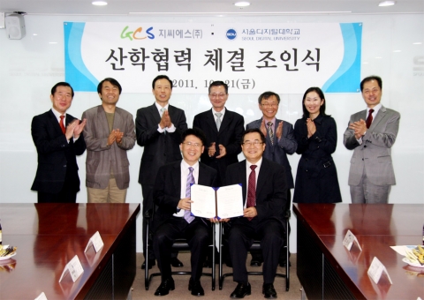 서울디지털대학교 정오영 부총장(앞줄 왼쪽)과 GCS 차명식 대표이사(앞줄 오른쪽)가 협약서에 서명한 후 기념촬영을 하고 있다.