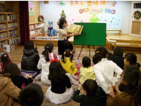 독서지도사의 지도를 받는 아이들