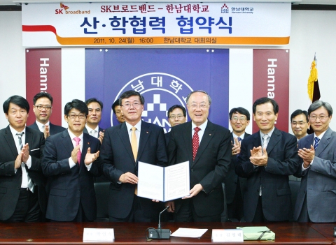SK브로드밴드는 한남대학교 대회의실에서 한남대학교와 모바일캠퍼스 구축을 위한 협약식을 가졌다. 박인식 SK브로드밴드 대표이사(왼쪽)와 김형태 한남대학교 총장(오른쪽)이 참석한 관계자들과 함께 기념촬영을 하고 있다.