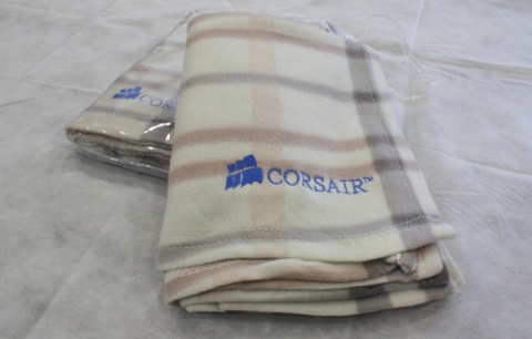 이벤트 상품인 커세어 로고가 자수로 새겨진 무릎 담요