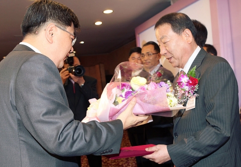 사회복지법인 한국지엠한마음재단(이하 한마음재단)이 보건복지부가 주최한 ‘2011나눔실천 유공자 시상’ 에서 취약계층에 대한 봉사 및 후원 등 나눔활동 기여, 성금 및 물품 기탁을 통한 이웃사랑 실천 등 사회복지 성과를 인정받아 보건복지부 장관상을 수상했다. 사진은 한국지엠한마음재단 주석범 사무총장이 보건복지부 임채민 장관으로부터 수상하는 장면.