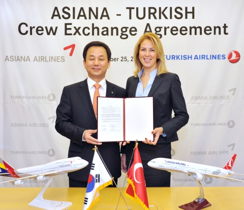 아시아나항공이 25일(화) 강서구 오쇠동 아시아나항공 본사에서 터키항공과 승무원 교환탑승 약정식을 체결했다. 아시아나항공 구자준 캐빈서비스담당 상무(왼쪽)와 터키항공 에미네 림(Emine Lim) 캐빈크루 매니징 부사장(오른쪽)이 약정서를 들고 기념촬영을 하고 있다.