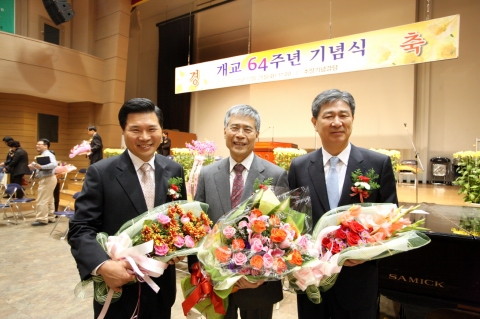 대광고등학교 개교 64주년 기념식에서 모교를 빛낸 동문상을 수상한 서종욱 대우건설 사장 (오른쪽), 김창근 행당동 무학교회 목사 (가운데), 홍문종 경민대학 총장(왼쪽)가 기념촬영을 하고 있다. (차광렬 차의과대학 학원장은 해외 출장 중임)