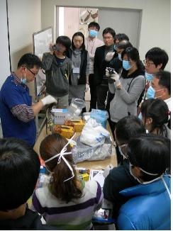 그림 4. 충남야생동물구조센터 김영준 수의관의 골절수술 실습 (2010년 제 7회 교육)