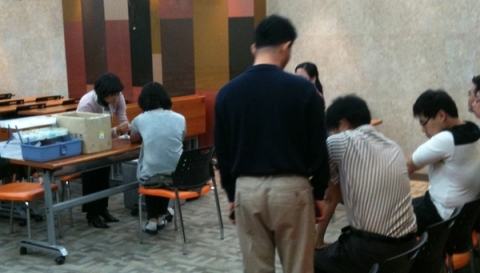 지난 26일 에듀윌 임직원이 본사 7층 비전홀에서 독감 예방접종을 맞고 있다