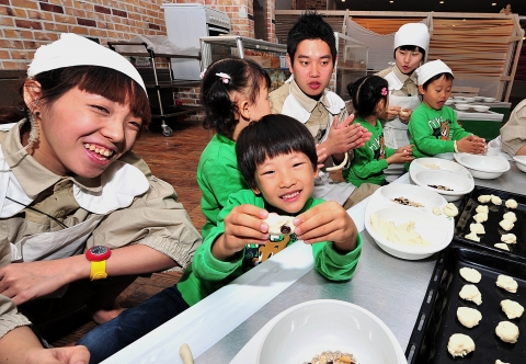 한국제분협회 협찬 프로그램 ‘가루야 가루야 밀가루 체험 놀이 행사에 초청된 아동 양육 보육 시설 ‘경동원’ 어린이들이 직접 만든 밀가루 반죽을 들어 보이며 즐거워하고 있다.