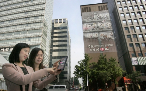 LG유플러스(부회장 이상철 / www.lguplus.com)가 전국에 위치한 LG유플러스의 사옥을 비롯, 서울 중심지의 대규모 건물에 U+ LTE의 대대적인 옥외 광고를 하고 있다.