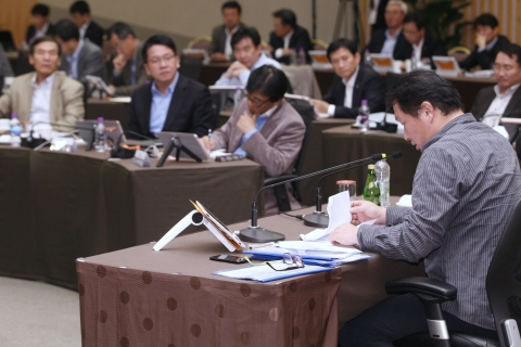 SK 최태원 회장이 지난 26일부터 2박3일간 경기도 용인 SK아카데미에서 열린
2011년 CEO 세미나에서 오프닝 멘트를 하고 있다.