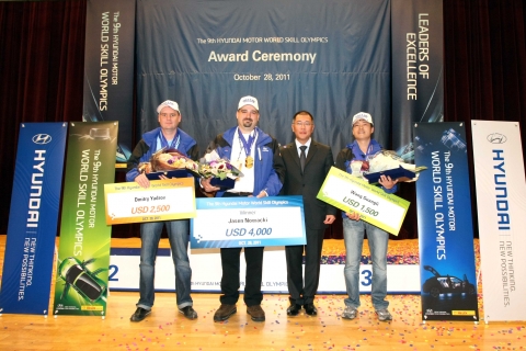 정의선 현대차 부회장(사진 왼쪽 세 번째)과 대회 입상자들이 기념촬영을 하고 있는 모습.