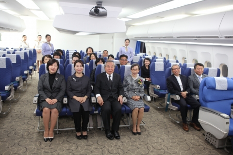 경인여대 박준서총장, 김길자 명예총장, 교직원들이 완공된 항공실습실에서 기내 서비스를 받고 있다.