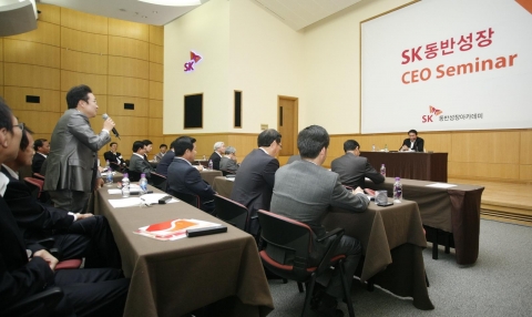 최태원 SK그룹 회장이 주력 계열사 CEO들이 참석한 가운데 다시 협력업체 사장들과 만나 진솔한 대화의 시간을 가졌다