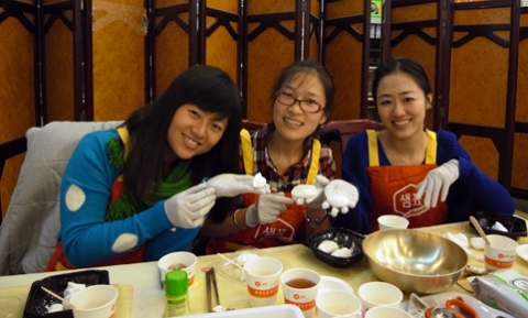 한국요리교실에 참가해 송편을 만들고 있는 베이징대 학생들